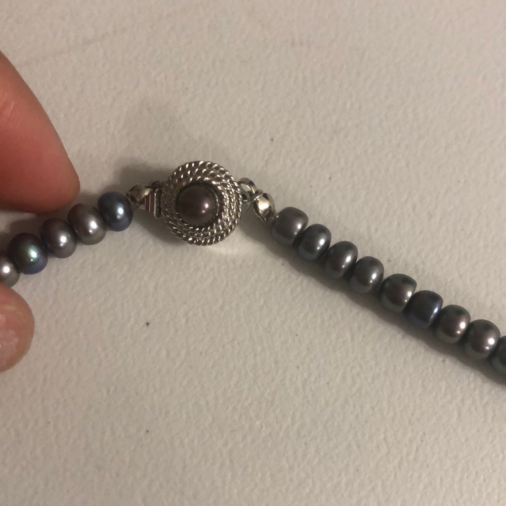 Elegant Black Pearl Necklace - Picture 5 of 8
